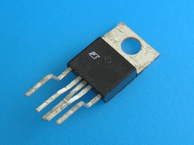 TOP234Y - Výkonový obvod impulzného zdroja