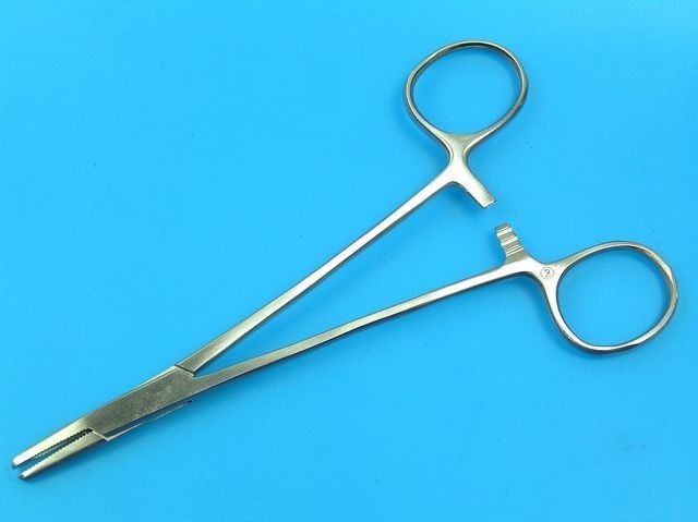 Chirurgický pean 140mm plochý so zúbkami