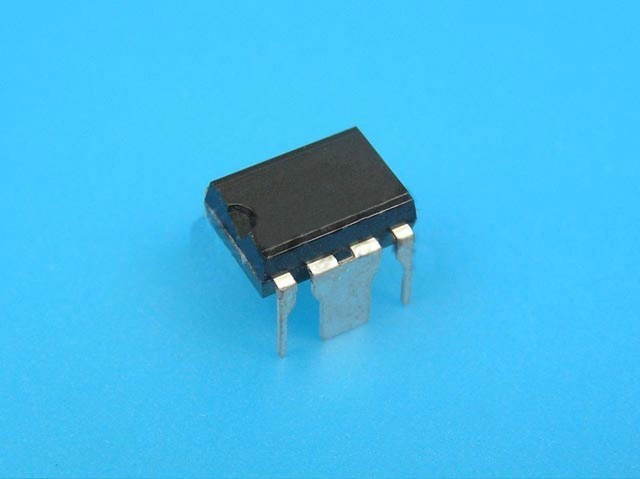 SM8002C - Výkonový obvod pre impulzné zdroje