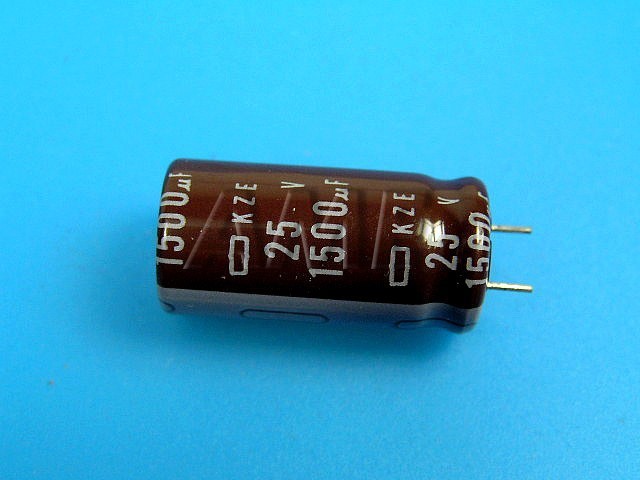 Nippon KZE 1500uF/25V Elektrolytický Kondenzátor - Low ESR, Dlhá životnosť, Vysoký Ripple Current