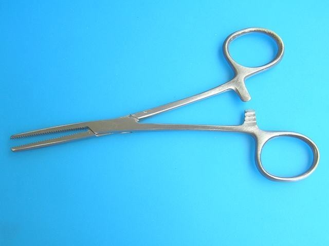 Chirurgický pean 140mm plochý so zúbkami