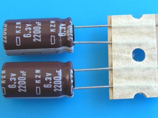 Nippon KZM 2200uF/6,3V Elektrolytický Kondenzátor - Nízka Impedance, Dlhá životnosť