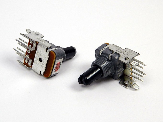 Logaritmický stereo potenciometer 50kΩ s odbočkou na stred